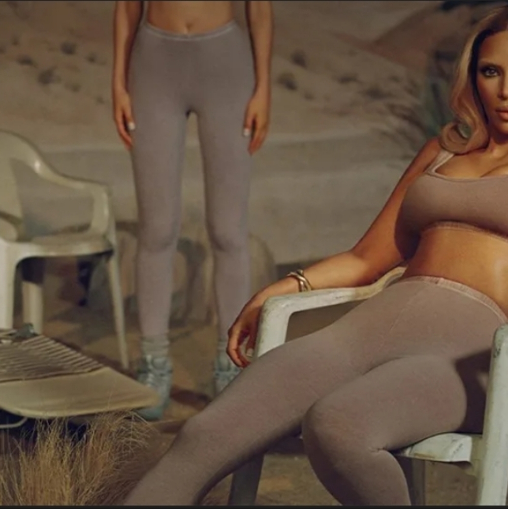 SKIMS Camel Outdoor Tshirt and Leggings Set - Picture 12 of 15